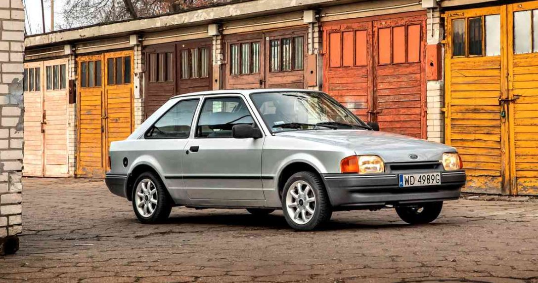 Ford Escort Mk IV – trzydrzwiowy hatchback, ujęcie z przodu i boku.