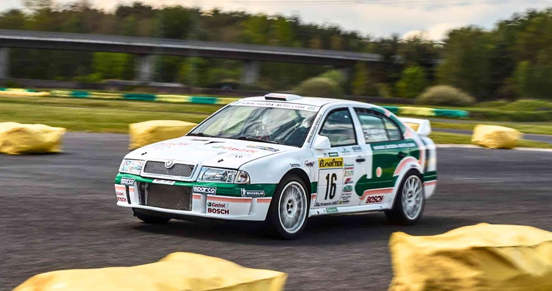 Skoda Octavia WRC z 1999 roku podczas jazdy po torze.
