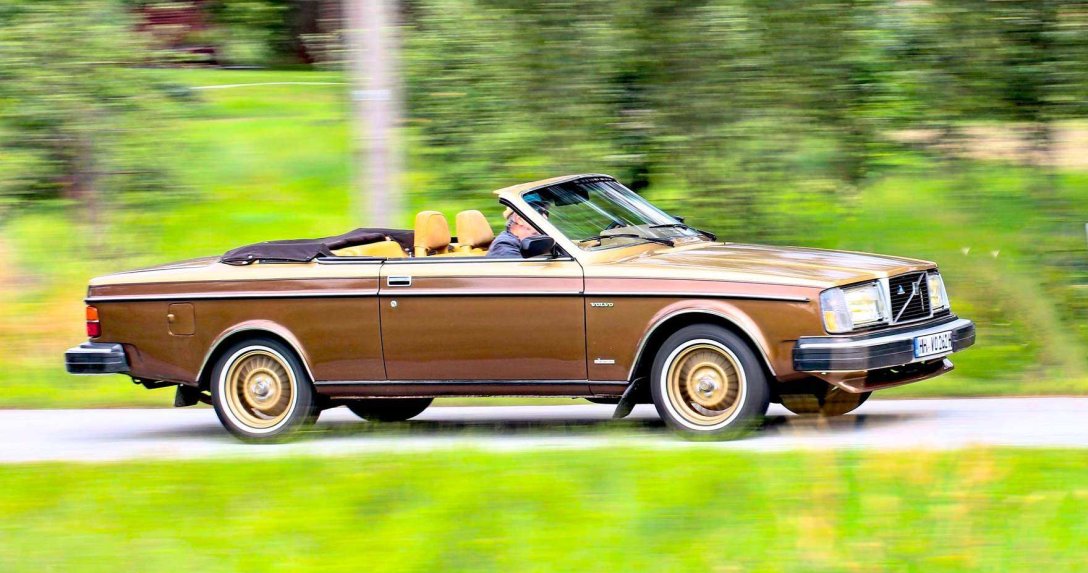 Brązowe Volvo 262 C Solaire podczas jazdy