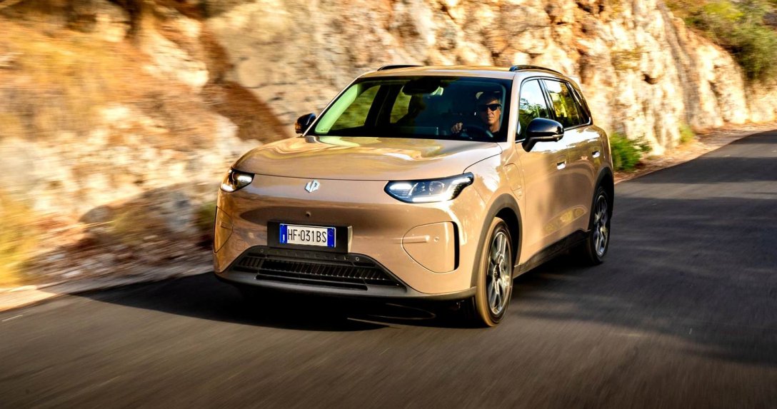 Leapmotor B03X podczas jazdy, ujęcie z przodu i boku.