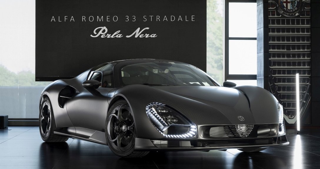 Alfa Romeo 33 Stradale Perla Nera w muzeum w Arese