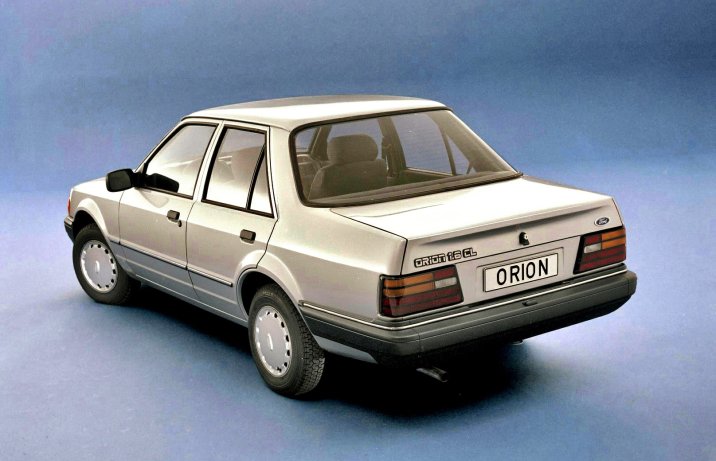Ford Orion CL – czterodrzwiowa odmiana spokrewniona z Escortem.
