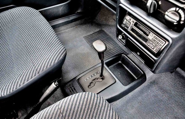 Ford Escort Mk IV – dźwignia automatycznej skrzyni biegów we wnętrzu.
