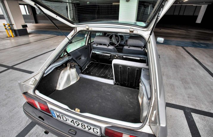 Ford Escort Mk IV – bagażnik hatchbacka.