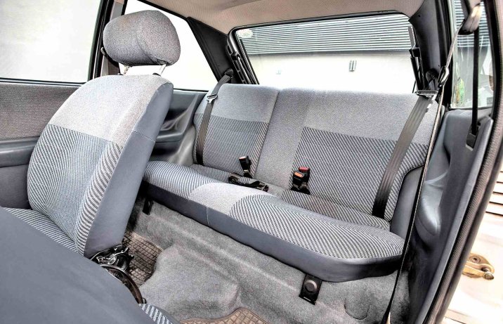 Ford Escort Mk IV – kanapa i miejsce na nogi w drugim rzędzie.