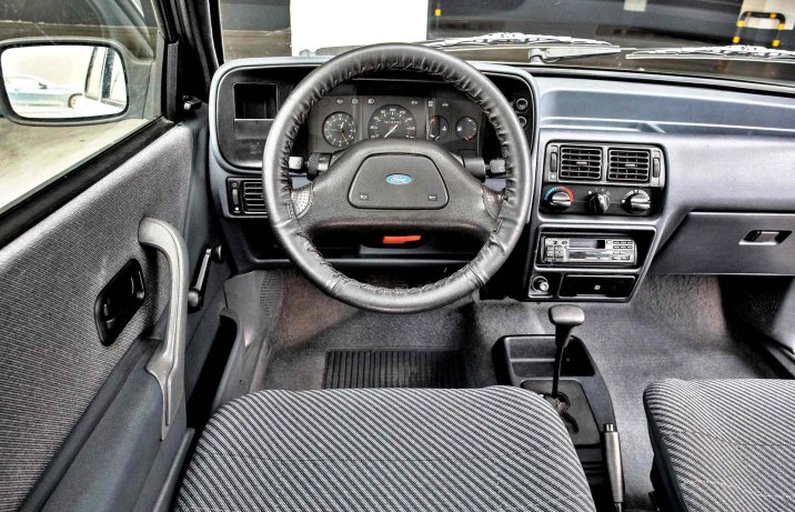 Ford Escort Mk IV – kokpit z deską rozdzielczą.