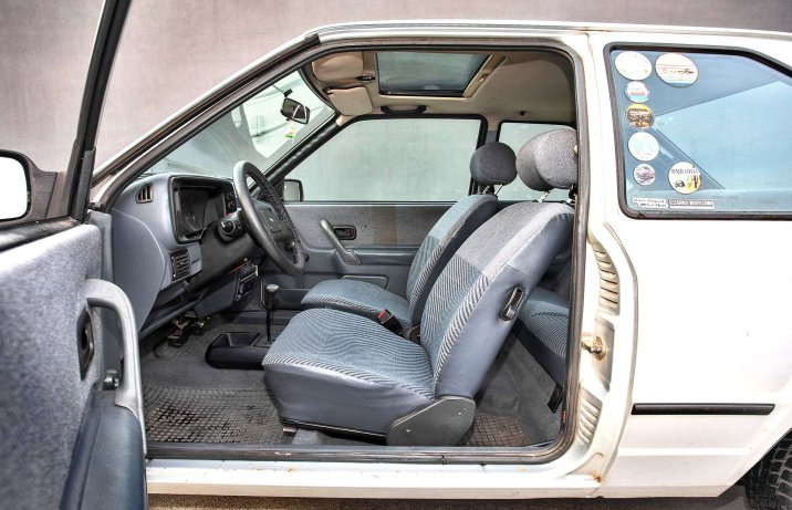 Ford Escort Mk IV – przednie fotele we wnętrzu.