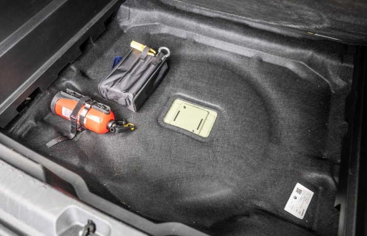 Jeep Compass - schowek pod bagażnikiem
