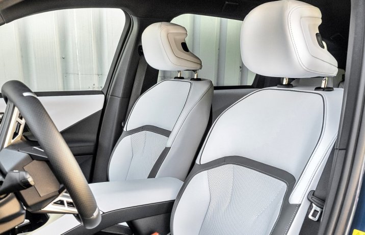 BMW iX3 50 xDrive (2026) – test – panele / przyciski na kierownicy
