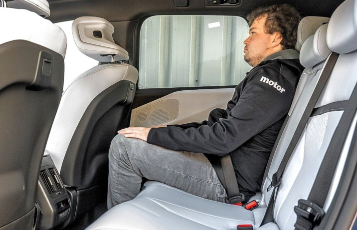 BMW iX3 50 xDrive (2026) – test – tylna kanapa