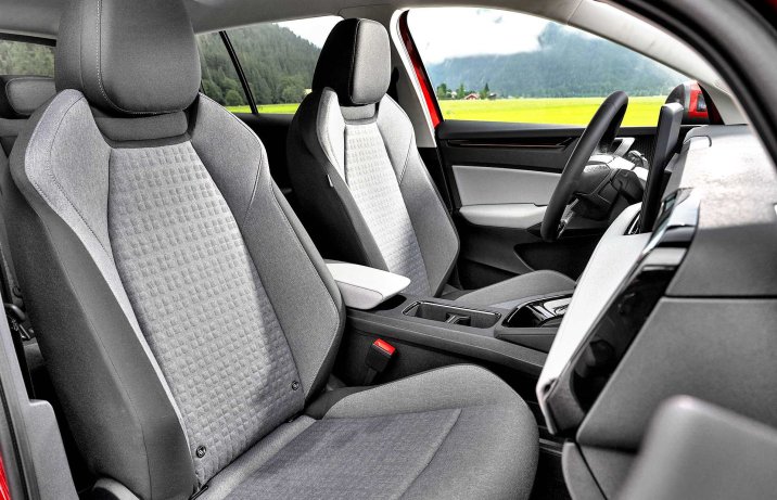 Skoda Epiq – przednie fotele z materiałową tapicerką.