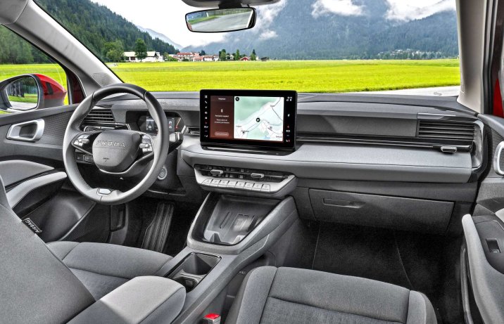 Skoda Epiq – kokpit z ekranem multimedialnym i fizycznymi przyciskami.
