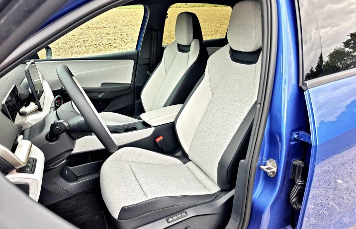 Volkswagen ID. Polo – przednie fotele z jasną tapicerką.