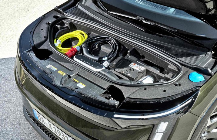 Skoda Peaq – przedni schowek na kable do ładowania.
