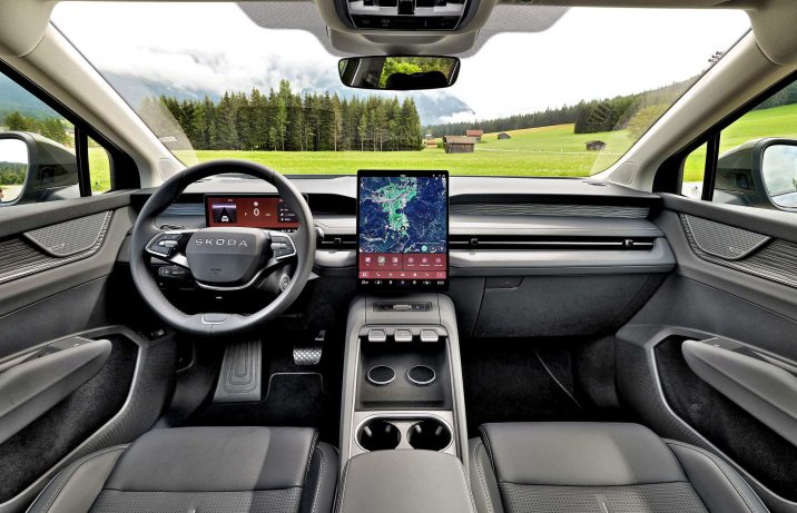 Skoda Peaq – kokpit z centralnym ekranem i fizycznymi przyciskami.