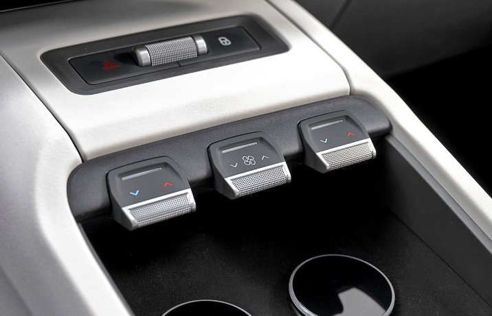 Skoda Peaq – konsola środkowa z przełącznikami klimatyzacji i dwoma miejscami ładowania smartfonów Qi2