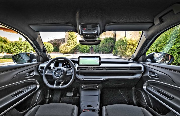 Jeep Avenger – kokpit po modernizacji z centralnym ekranem.