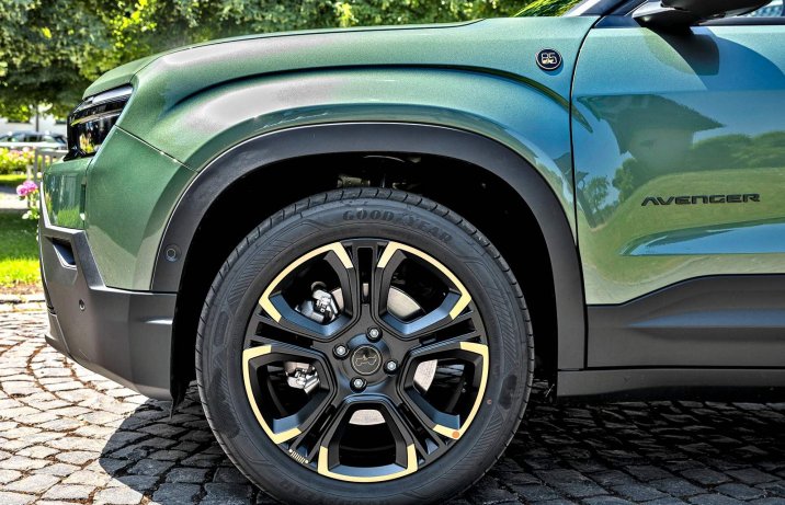 Jeep Avenger 85th Anniversary – 18-calowa aluminiowa felga ze złotym wykończeniem.