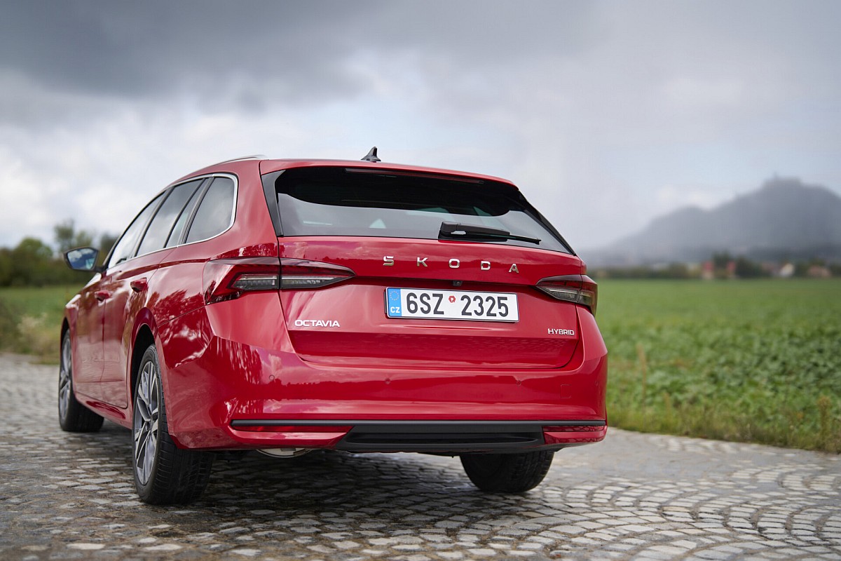 skoda-octavia-is-the-brands-first-model-with-a-full-hybrid-powertrain-3_5bbdf4df-1920x1280