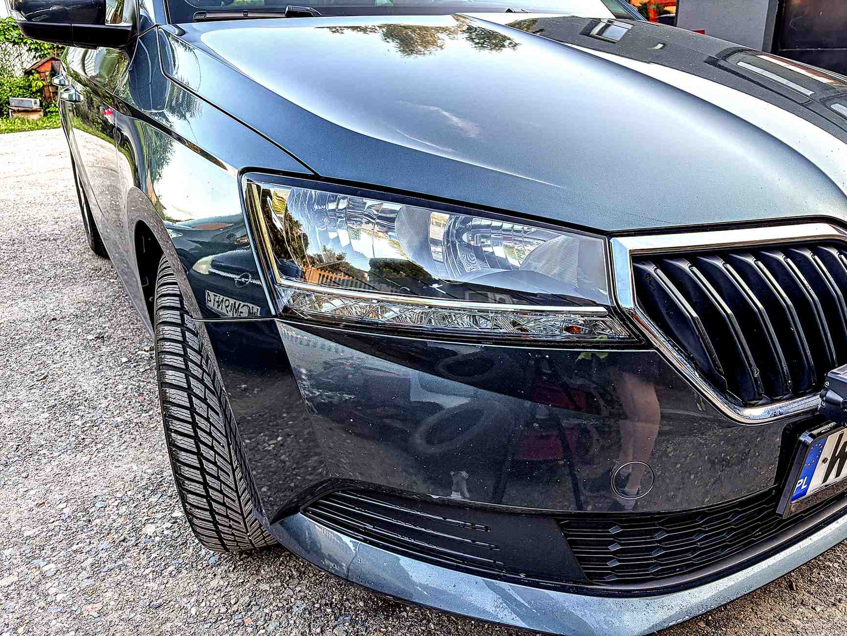 Reflektor po samodzielnej aplikacji folii PPF.