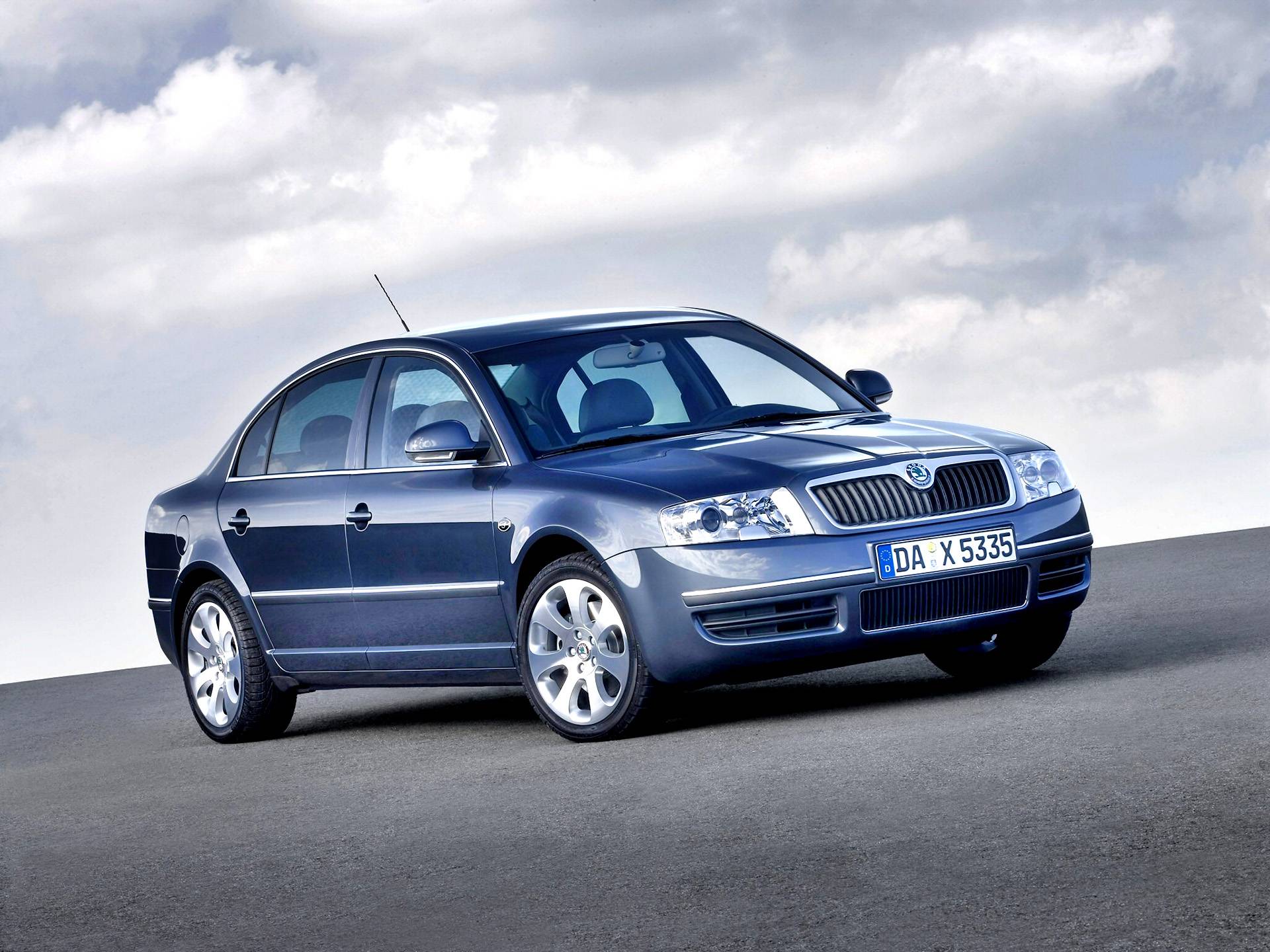 Škoda Superb pierwszej generacji z 2001 roku, ujęcie z przodu i boku.