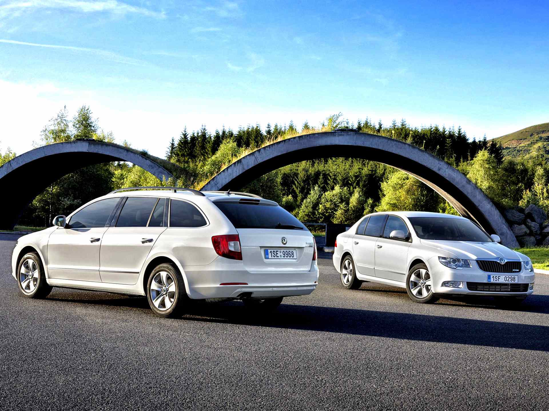 Škoda Superb drugiej generacji z 2008 roku w odmianach liftback i kombi.