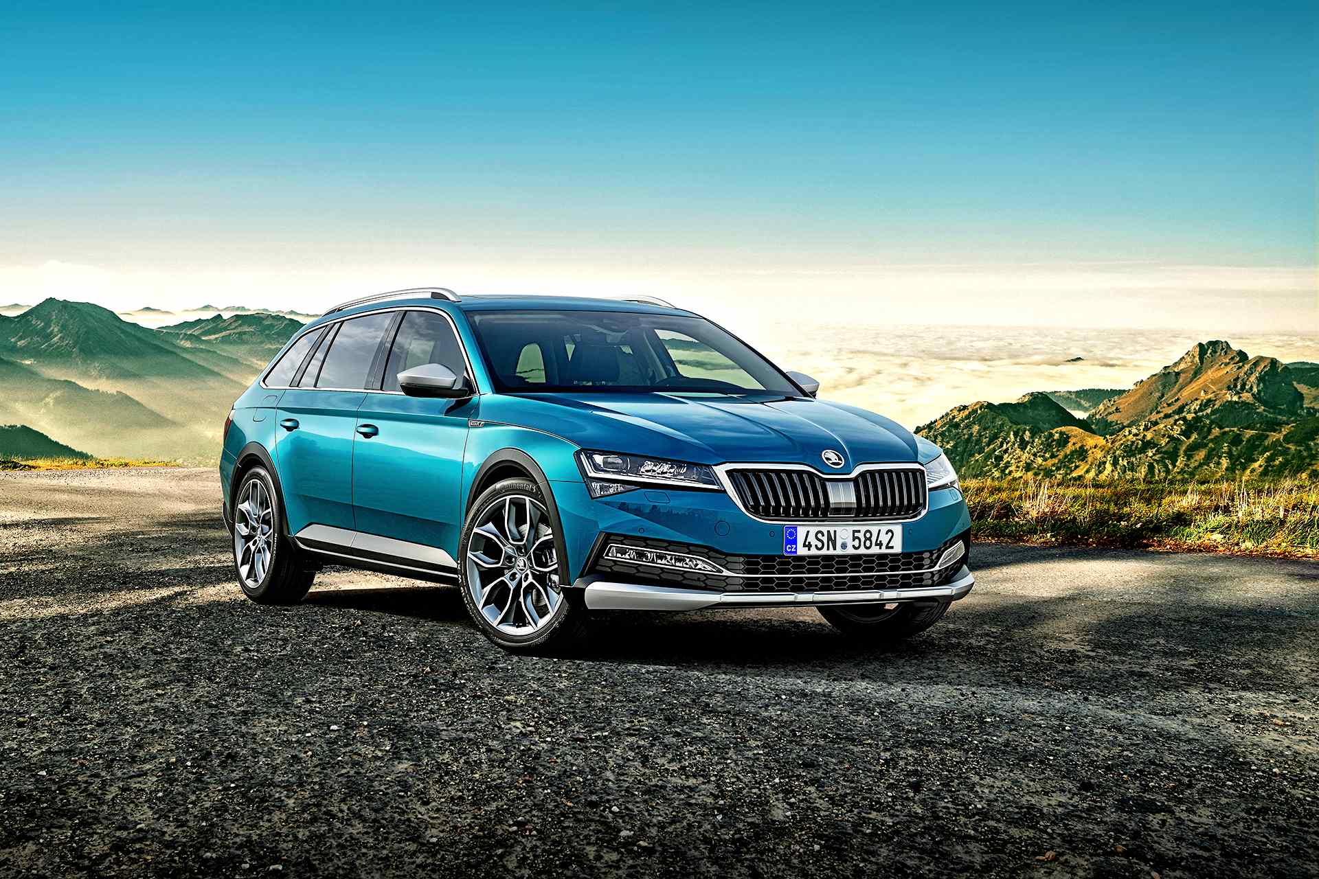 Škoda Superb Scout z 2019 roku w uterenowionej wersji kombi.