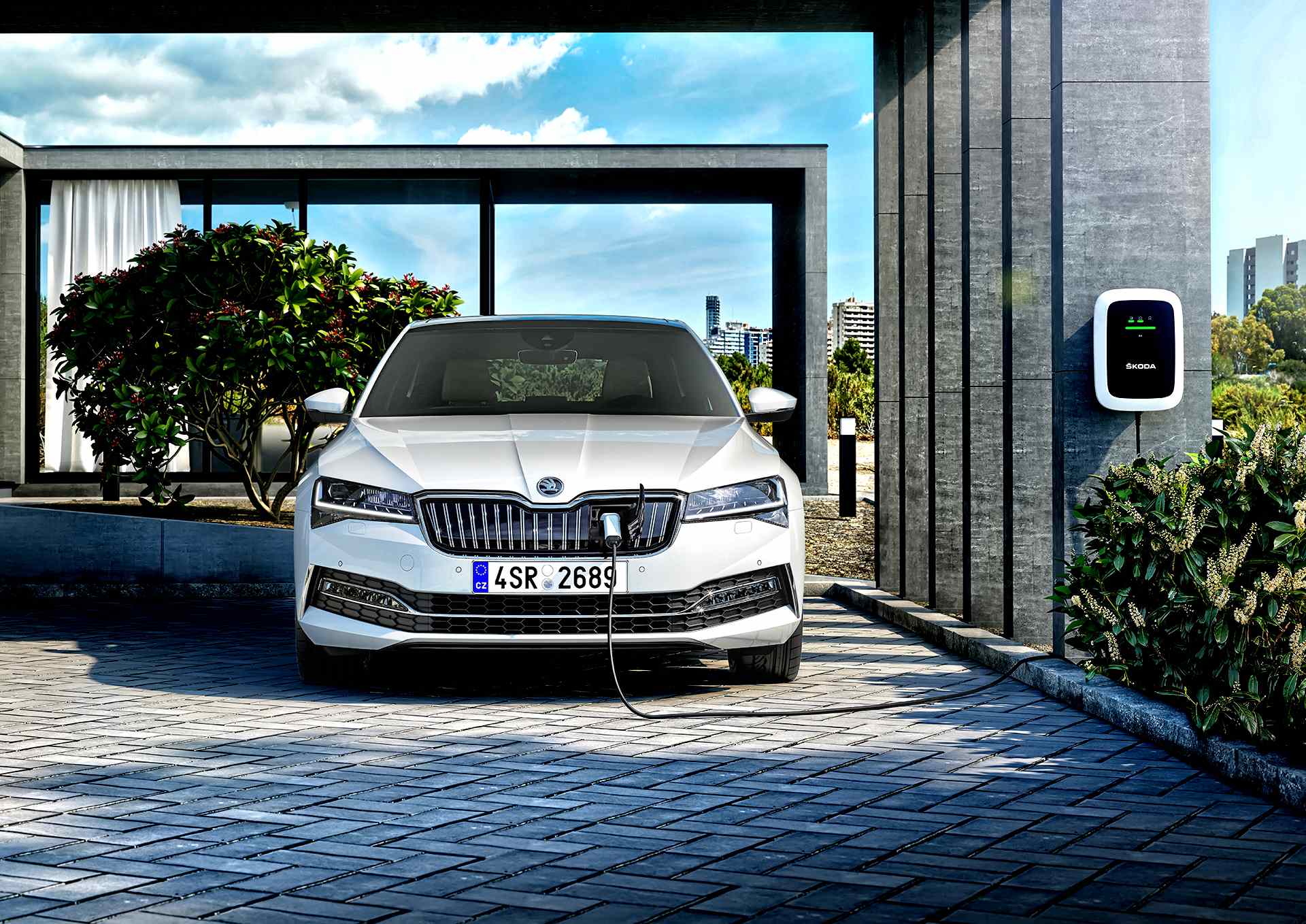 Škoda Superb PHEV podczas ładowania akumulatora.