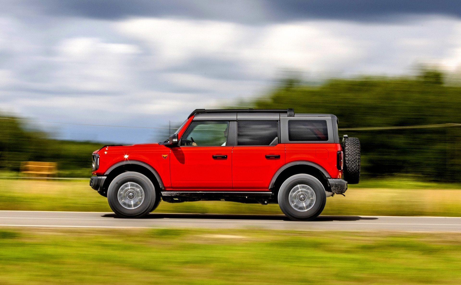 Ford Bronco Badlands podczas jazdy, ujęcie z boku.