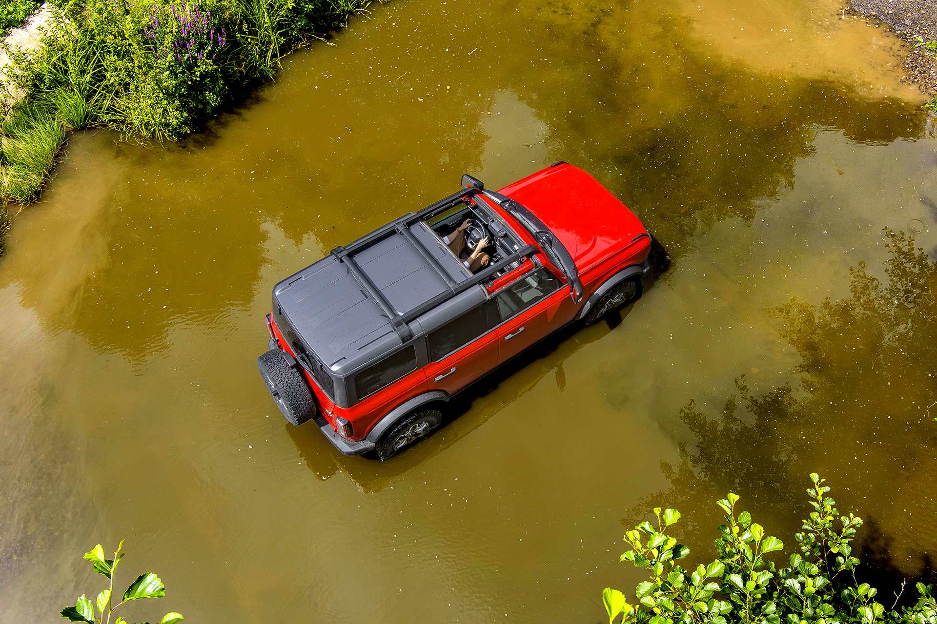 Ford Bronco Badlands z częściowo zdemontowanym dachem, widok z góry.