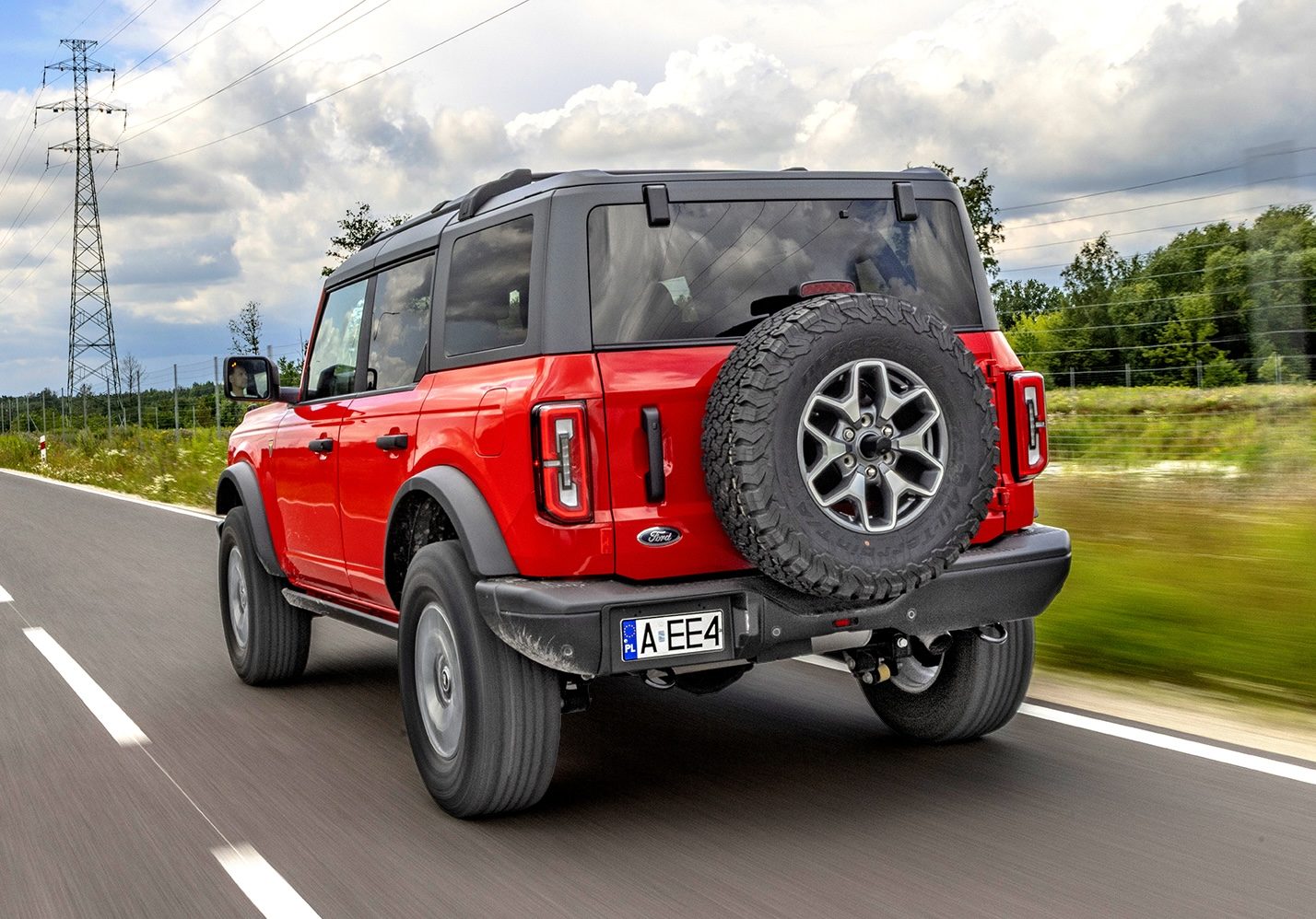 Ford Bronco Badlands podczas jazdy, ujęcie z tyłu i boku.