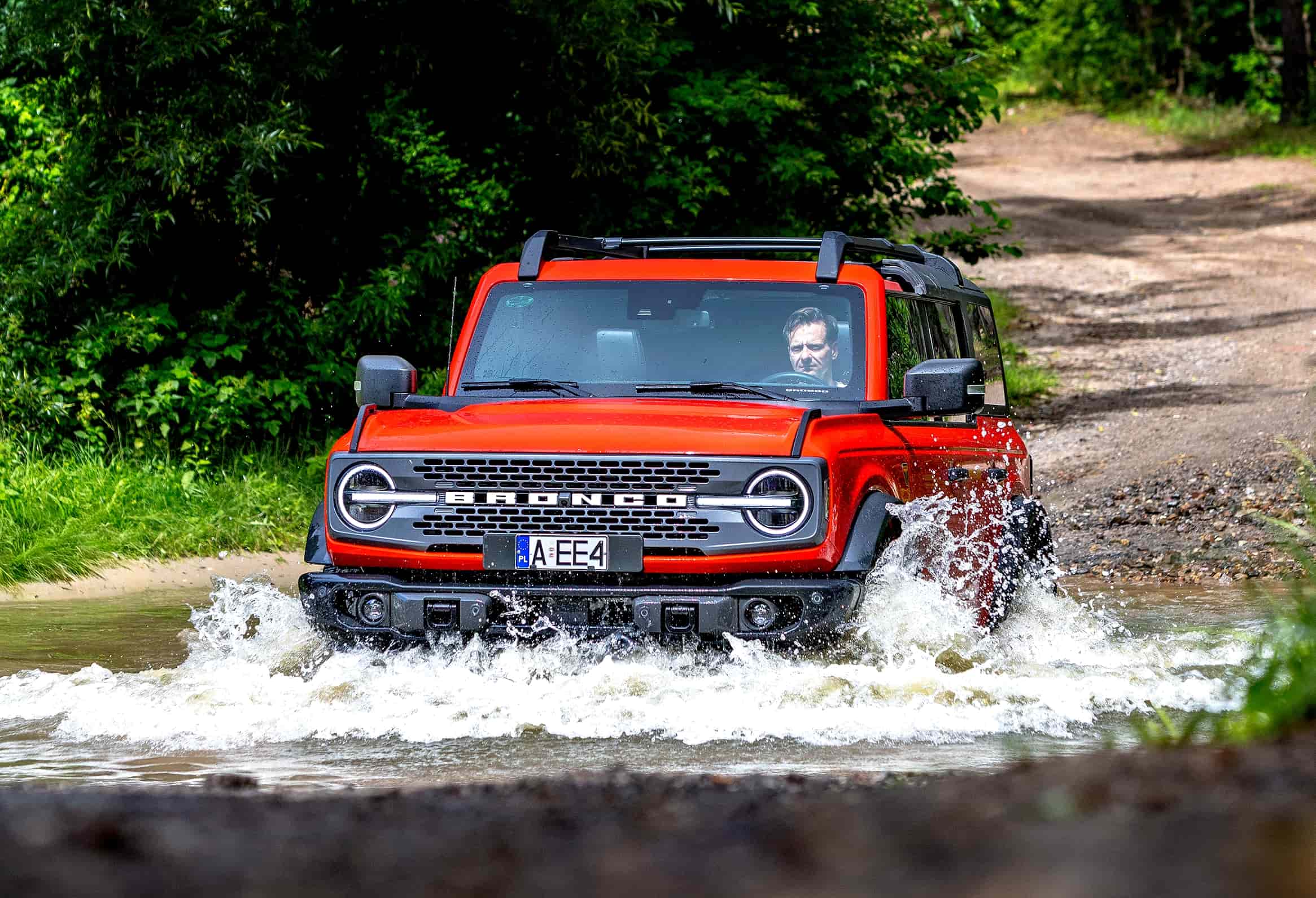 Ford Bronco Badlands podczas brodzenia, ujęcie z przodu.