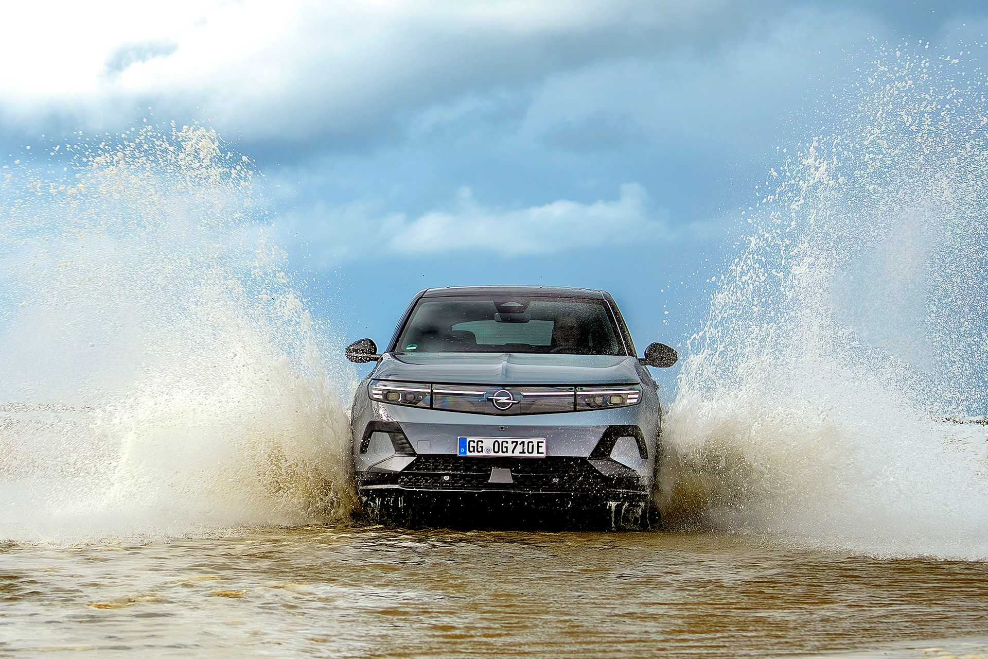 Opel Grandland Electric AWD podczas przejazdu przez wodę, ujęcie z przodu.