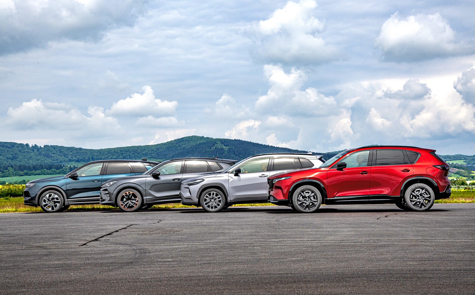 Cupra Terramar, Mazda CX-5, Opel Grandland, Toyota Corolla Cross (2026) - test, porównanie kompaktowych SUV-ów - boki 01