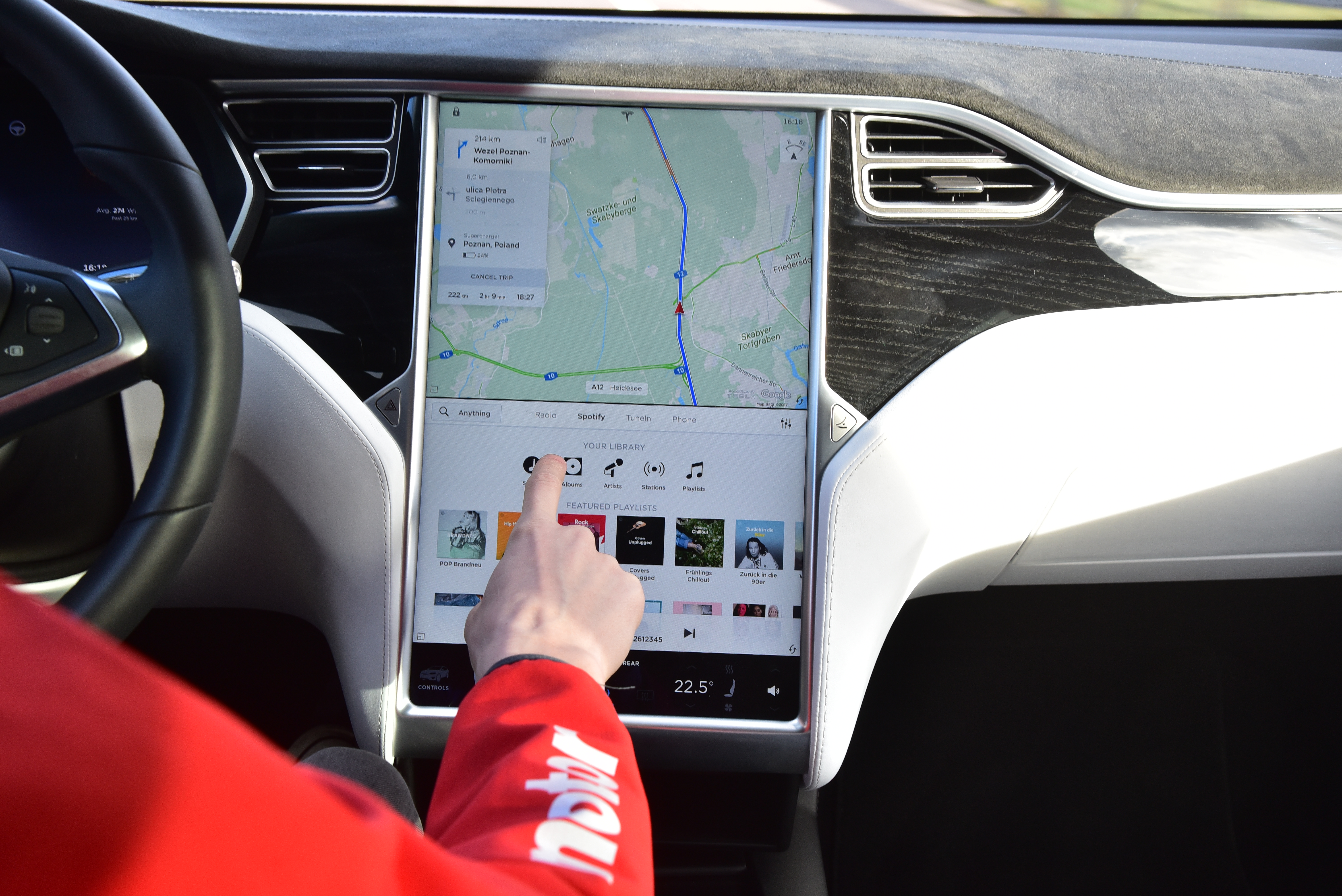 Tesla-MOdel-X-rozproszenie-uwagi (1)