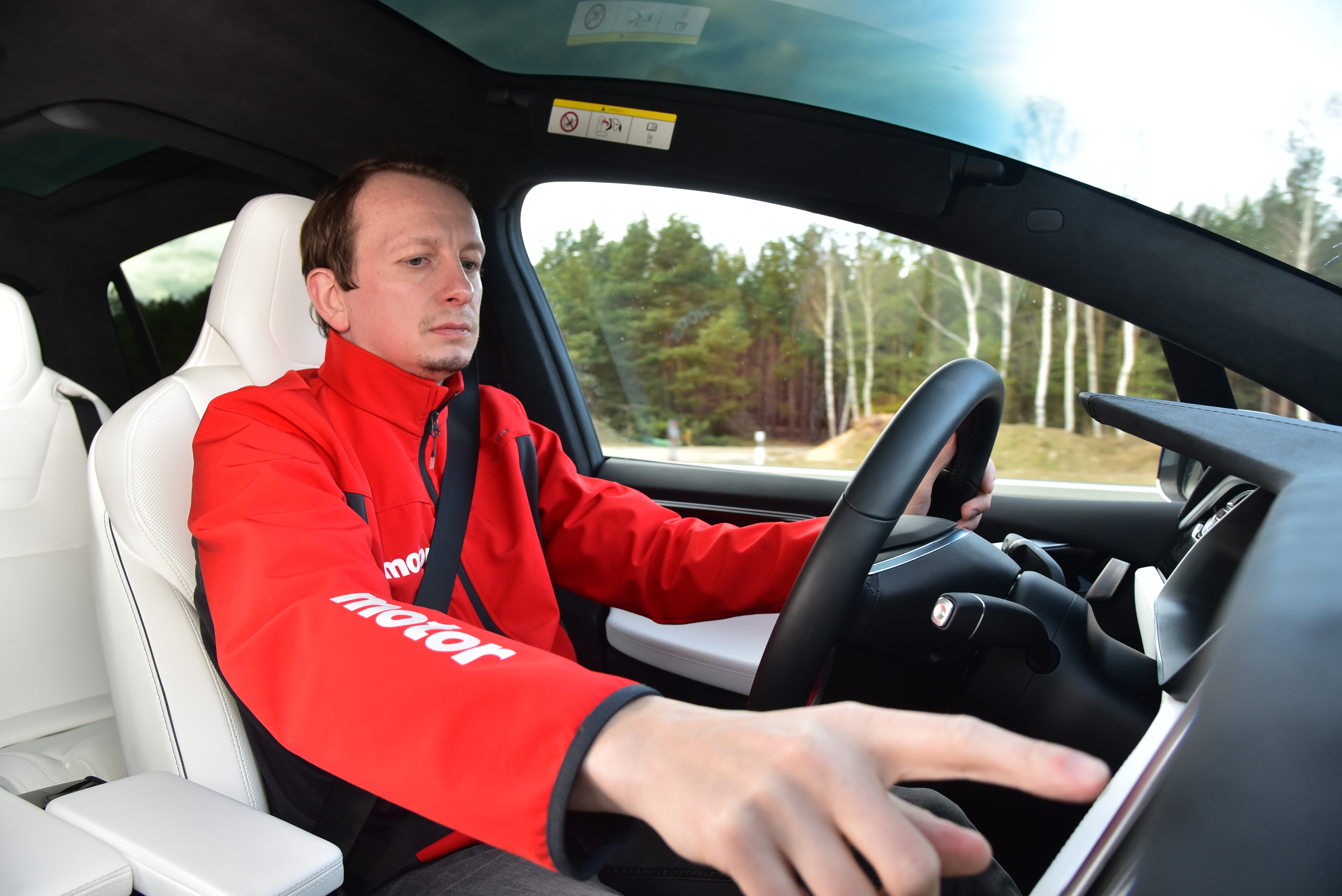 Tesla-MOdel-X-rozproszenie-uwagi (2)