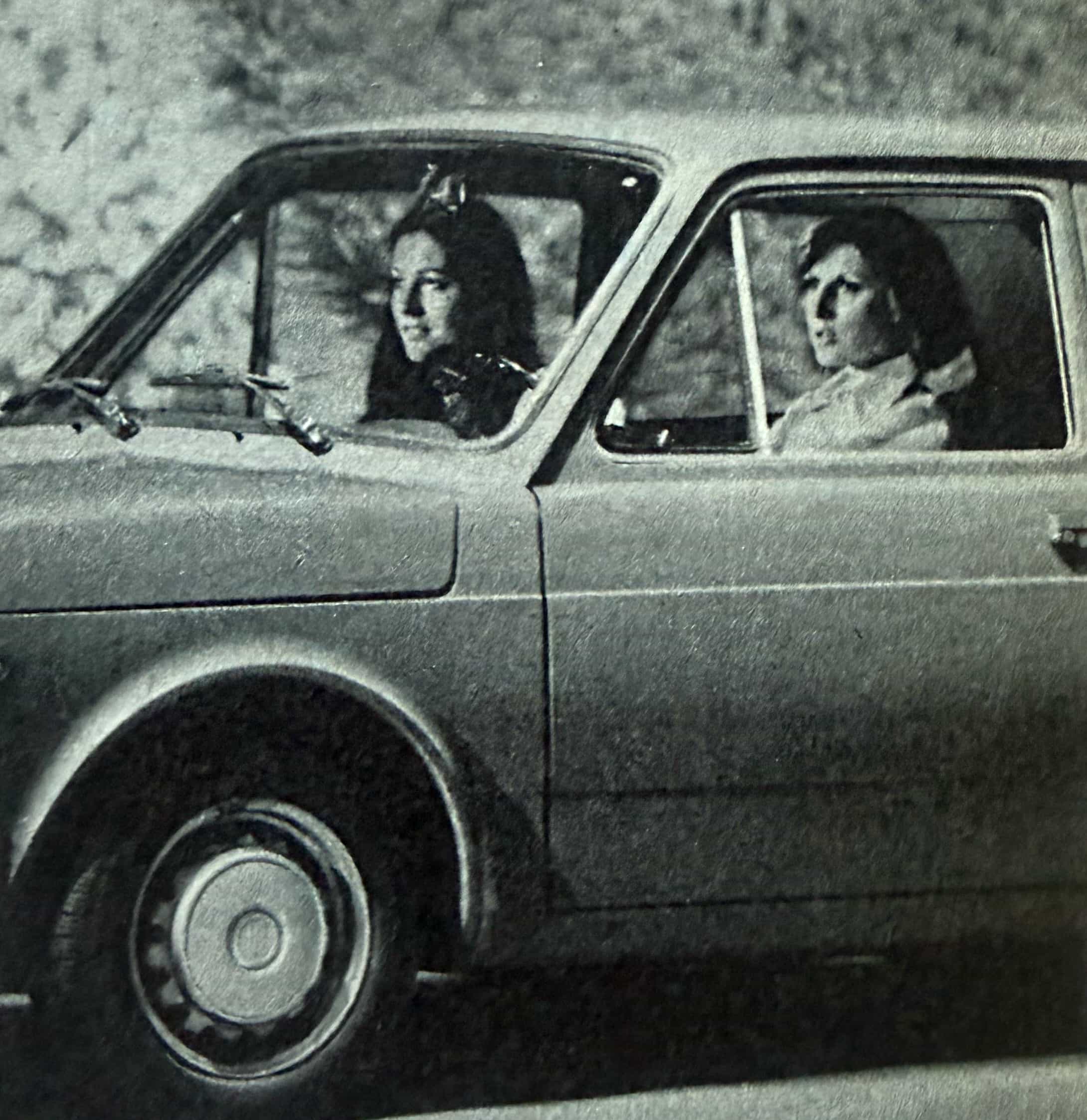 motor numer 43 z 1976 roku kobiety w samochodzie