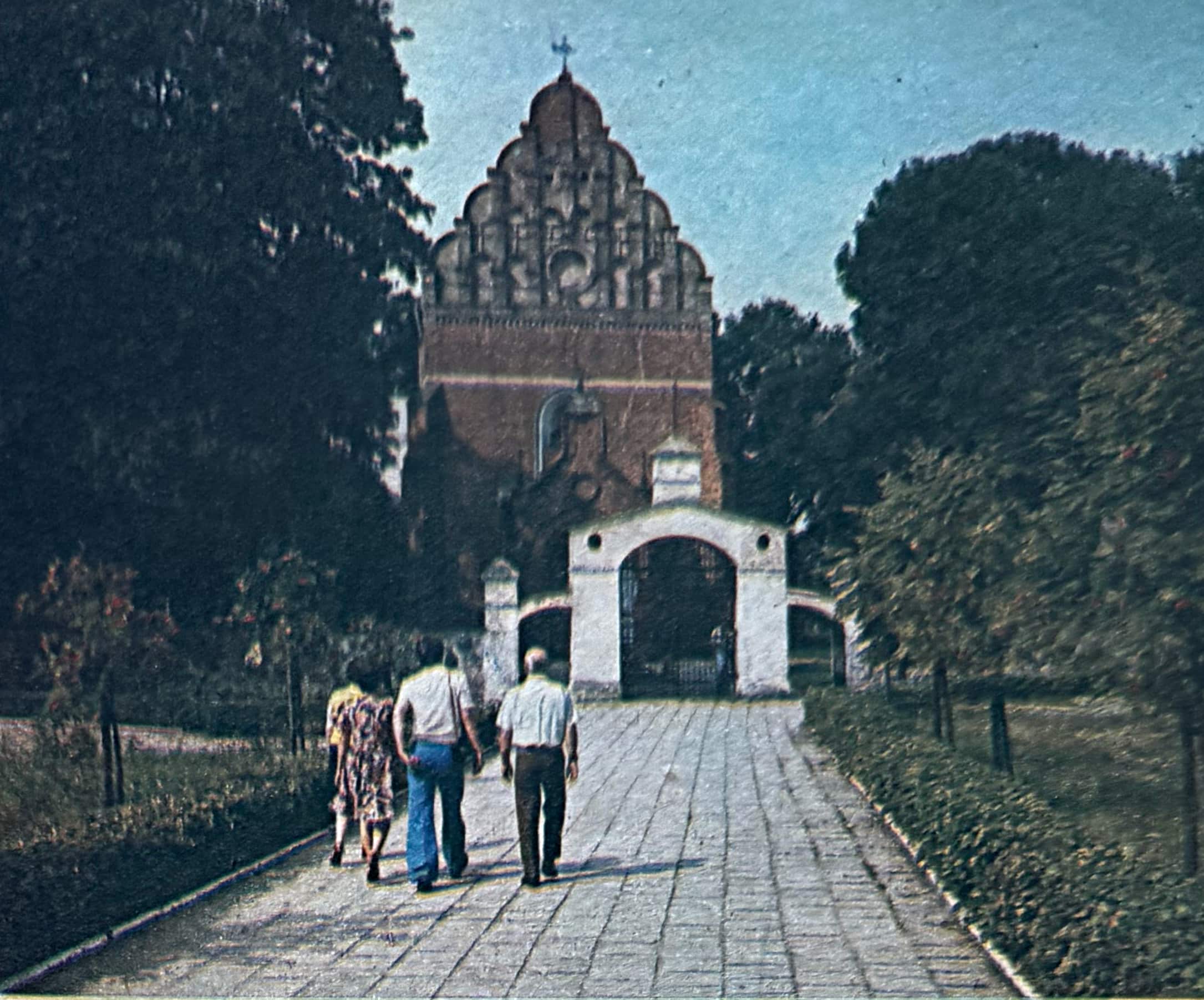 motor numer 43 z 1976 roku turyści na tle zabytku