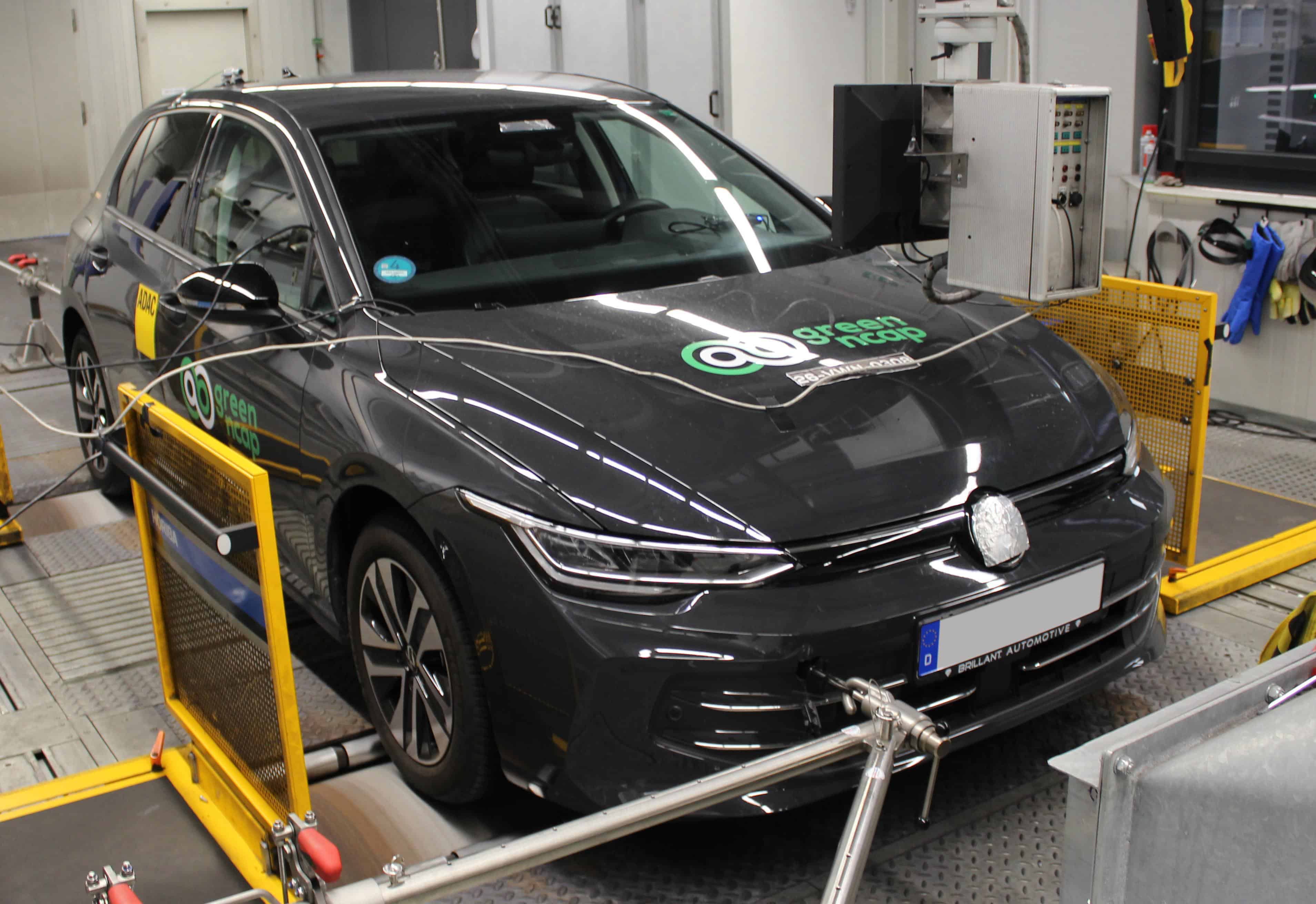 Volkswagen Golf 2.0 TDI podczas testów Green NCAP na stanowisku pomiarowym.