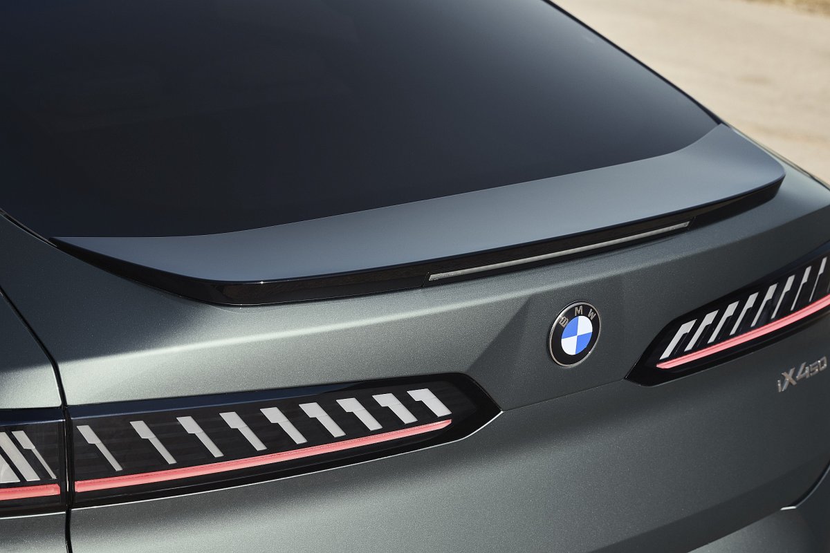 Takiego BMW z serii Neue Klasse jeszcze nie było. Nowe iX4 wjeżdża na rynek