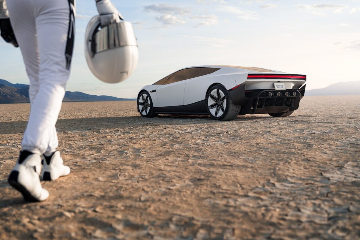 Tesla Roadster szokuje. Potrafi choćby latać, a do 100 km/h przyspiesza w mniej niż sekundę