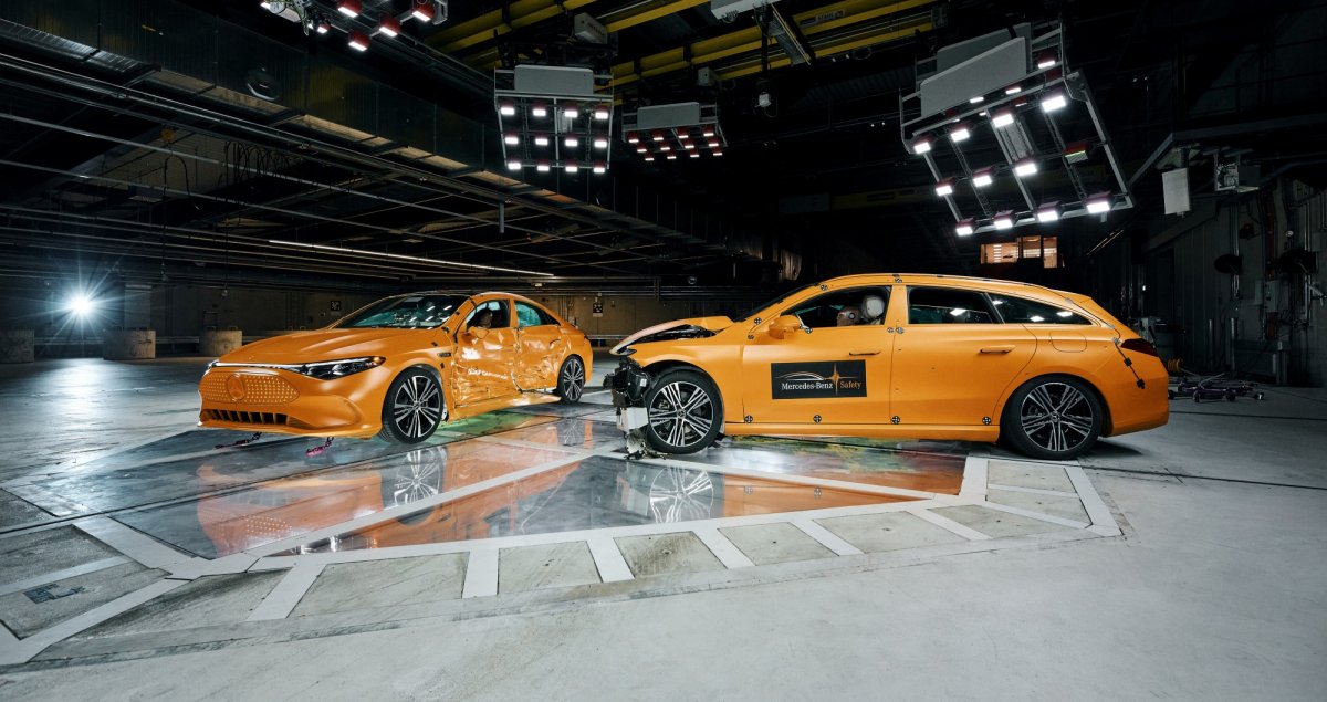 Mercedes zderzył hybrydowe i elektryczne CLA jadące po 56 km/h. Co z baterią elektryka?