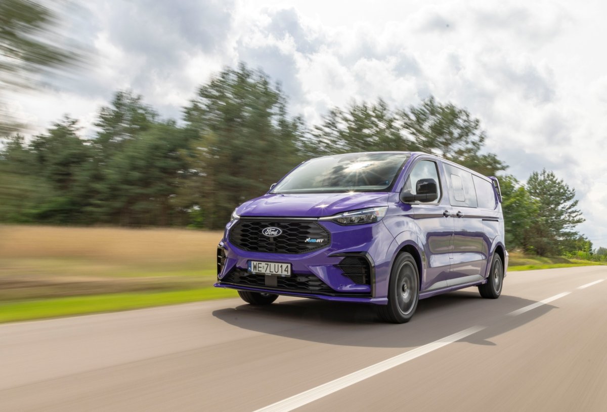 Ford Transit Custom MS-RT PHEV – 232 KM, krzykliwy kolor i ponad tona ładowności | TEST