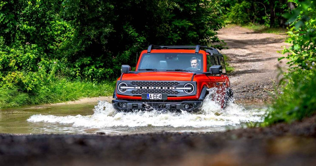 Ford Bronco Badlands podczas brodzenia, ujęcie z przodu.