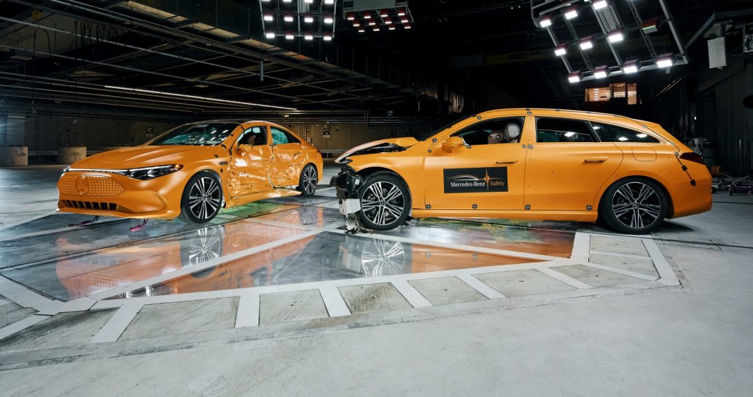 Mercedes zderzył hybrydowe i elektryczne CLA jadące po 56 km/h. Co z baterią elektryka?