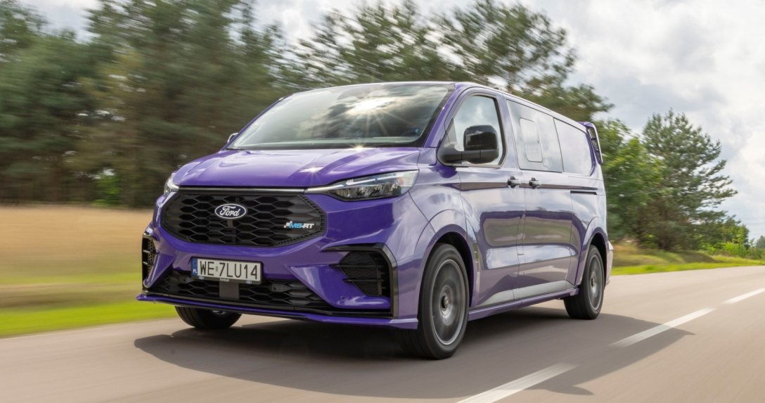 Fioletowy Ford Transit Custom MS-RT PHEV 232 KM podczas testu drogowego