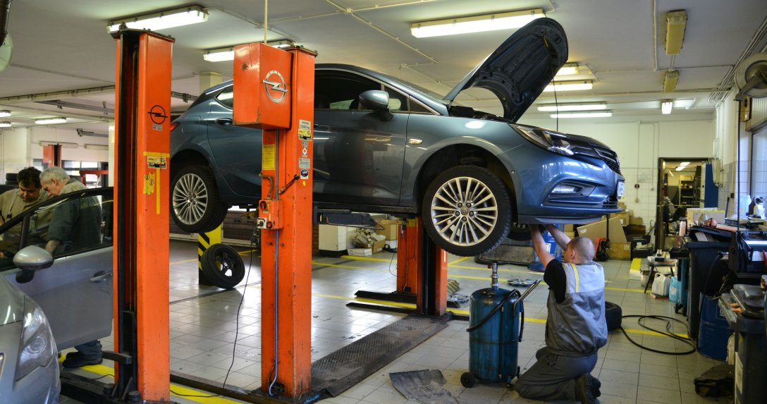 Samochód podczas przeglądu w warsztacie – mechanicy wykonują czynności serwisowe