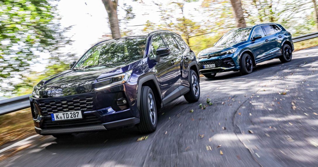 Toyota RAV4 i Volkswagen Tiguan podczas jazdy po leśnej drodze