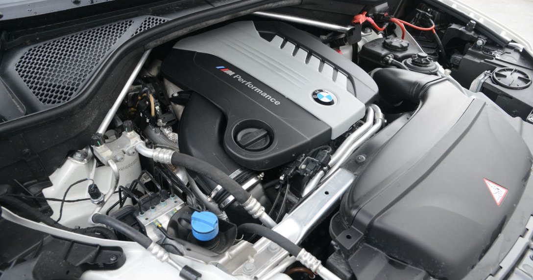Silnik N57 w najwyższej wersji mocy z trzema turbosprężarkami