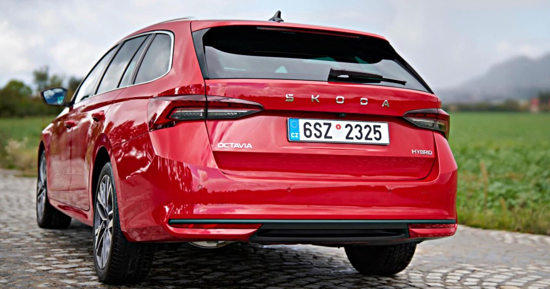 Skoda Octavia Hybrid – widok z tyłu
